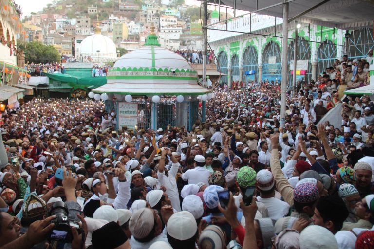 गरीब नवाज़ के 806वें उर्स का आगाज – बजे शादियाने, गूँज उठी तोपें