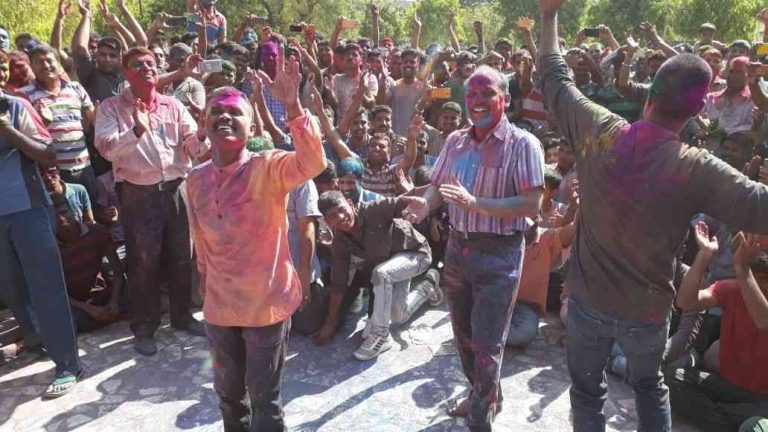 पूरी मस्ती के साथ मनाई पुलिस ने भी होली एसपी संग कलक्टर ने किया जम कर डांस।