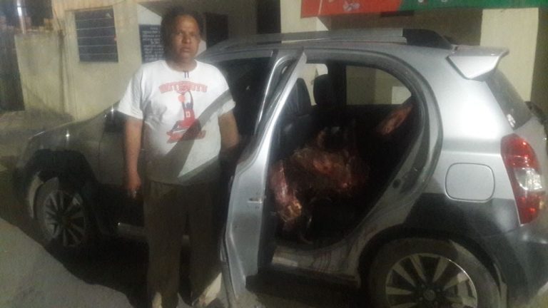 महिला पुलिस अधिकारी ने पुलिसियाई रॉब दिखा कर  डॉक्टर की कार में भरवा दिया मृत गाय का शव – चिकित्सकों का विरोध करने पर अब करवाया जा रहा है संगठनों से विरोध .