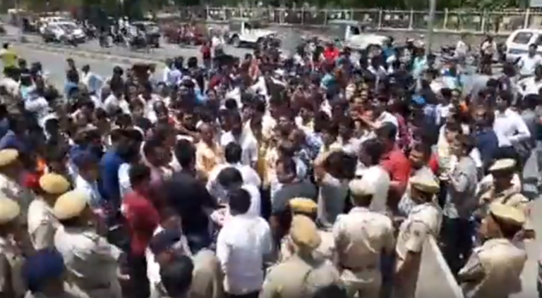 घंटाघर फायरिंग की घटना के विरोध में हिन्दू संगठनों ने निकाली रैली – जिला कलेक्टर को दिया ज्ञापन .