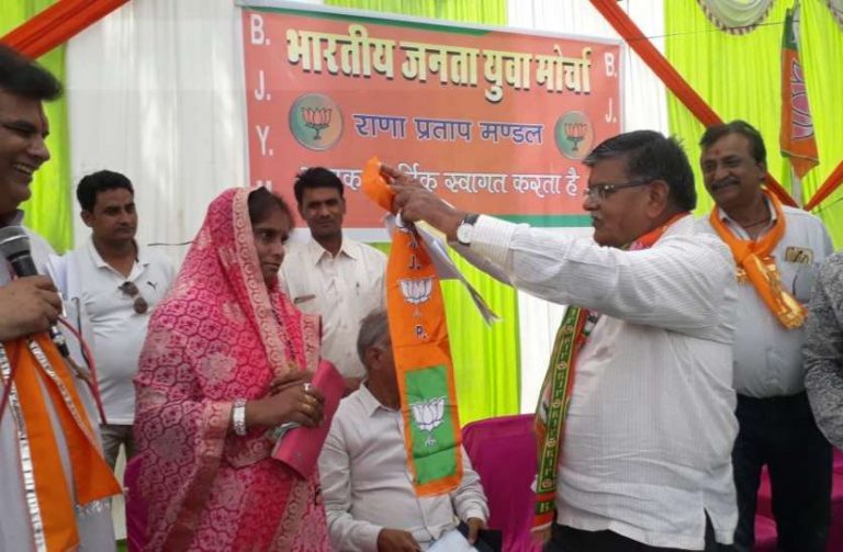 उदयपुर में कांग्रेस को लगा बड़ा झटका, बीजेपी में शामिल हुई कांग्रेसी पार्षद प्रमिला चौधरी