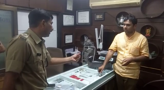 स्मार्ट सिटी के सबसे व्यस्त मार्केट में एक करोड़ पंद्रह लाख की चोरी, शातिरों ने चाबी लगाकर खोले ताले, सीसीटीवी कैमरों के साथ डीवीआर तक ले भागे।