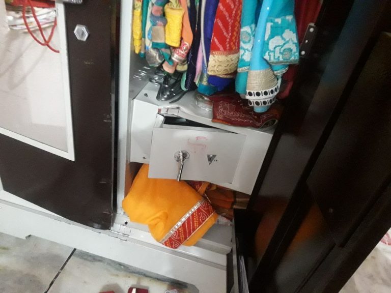 बदमाशों के हौसले बुलंद दिनदहाड़े लाखों की चोरी