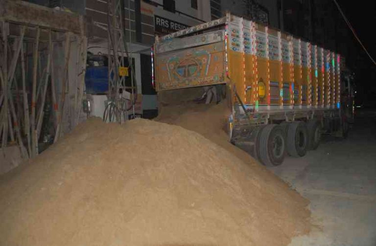 गोगुन्दा प्रधान के पिता पन्नालाल का ही था बिना नम्बर का डम्पर, इतने सबूत मिलने के बाद भी प्रशासन बाहूबली के आगे हुआ नतमस्तक।