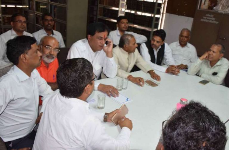 उदयपुर वकीलों से वार्ता के लिए आये सरकार के दो मंत्री – पूरक विधानसभा अध्यक्ष के अनशन की घोषणा से बैचेन है सरकार