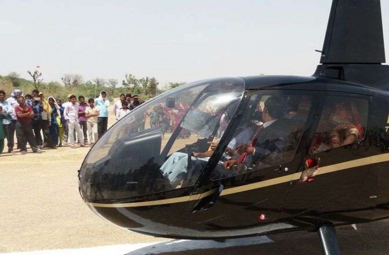 किसान के बेटे हेलिकोप्टर से ले गए अपनी दुल्हनिया।