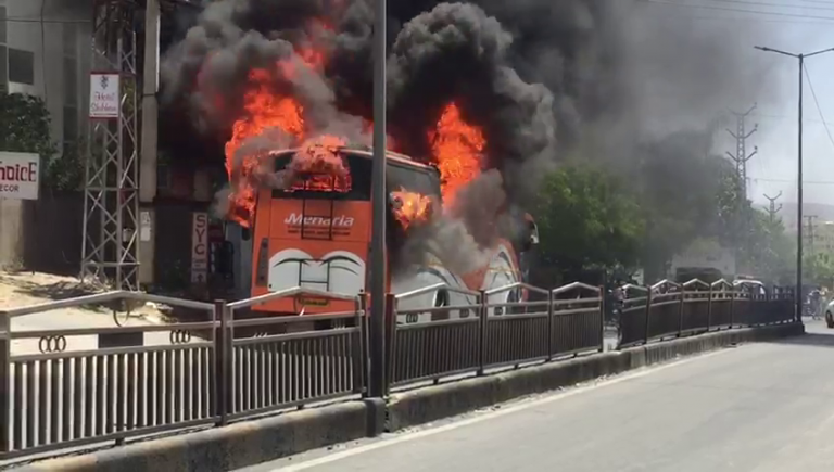 उदयपुर में गुस्साई भीड़ ने बस को लगाईं आग – बस की टक्कर से युवती की हुई मौत