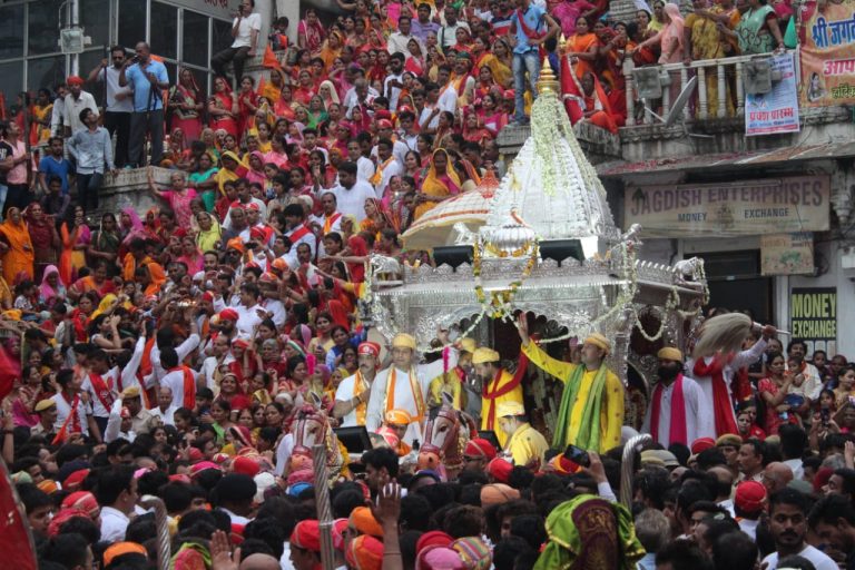 भगवान जगदीश निकले नगर भ्रमण पर – हज़ारों भक्तों ने किया स्वागत।