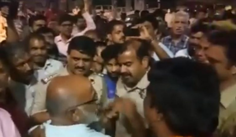 खाकी और खादी आमने सामने, गृहमंत्री पड़े पशोपेश में – जनता हुई पुलिस के साथ कहा नियम सबके लिए .