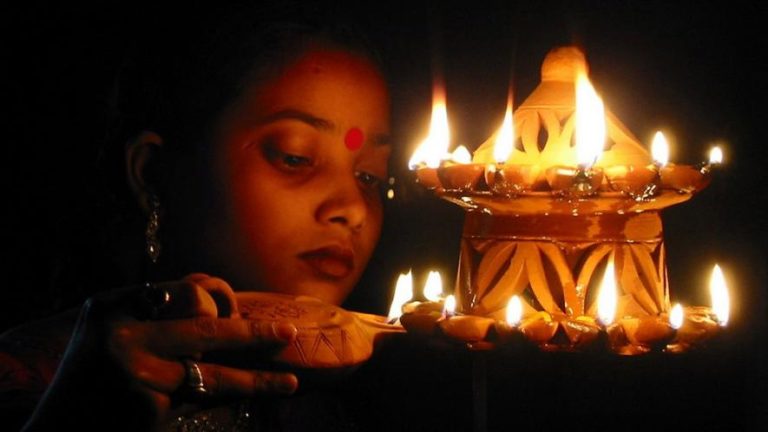 दिपावली / पूजा के लिए 14 घंटे में 4 मुहूर्त, शाम 6.08 से 8.05 बजे तक का समय सर्वश्रेष्ठ।