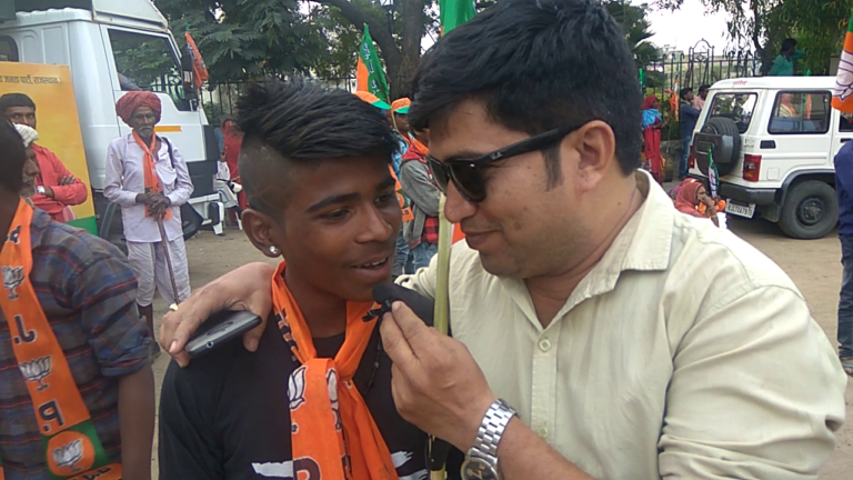 अमितशाह के रोड शो में गावों की जनता को क्या कह कर लाया गया आप खुद देखिये .