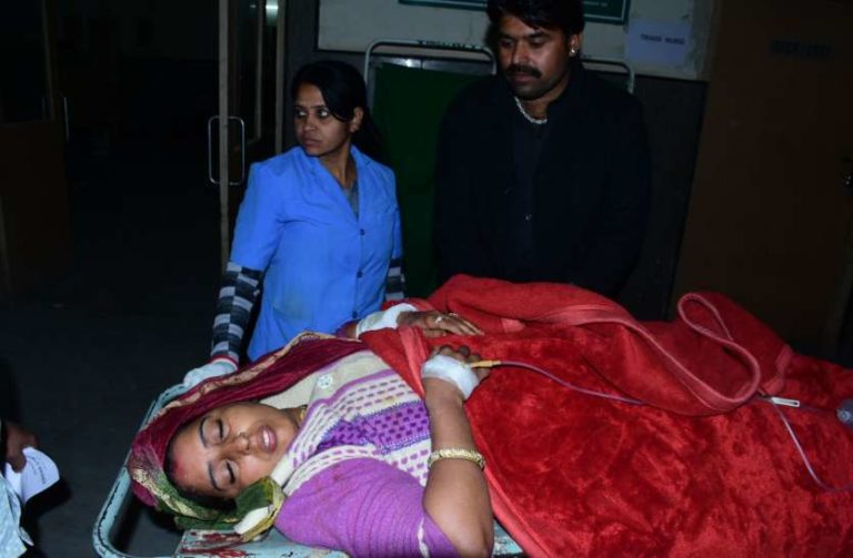 चाक़ू से पहले किया पत्नी पर ताबड़तोड़ वार – फिर खुद के पेट में घोंपा चाक़ू .