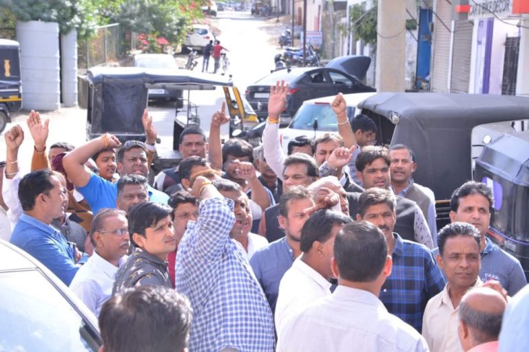 गुलाबचंद कटारिया को हार्ट अटैक से मारने का दावा करने वाले को भाजपा कार्यकर्ताओं ने पार्टी कार्यालय से भगाया – भाजपा प्रदेश  अध्यक्ष के विरोध में लगे नारे।