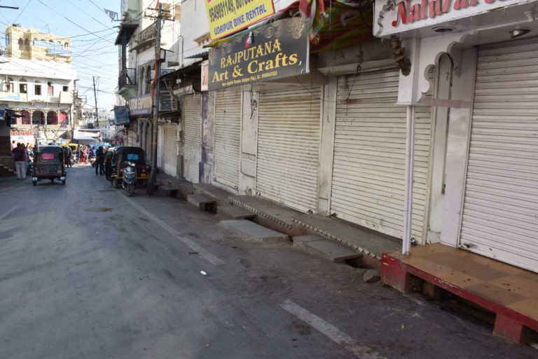 शहीदों के समर्थन में उदयपुर के बाज़ार हुए बंद – शहीदों को दी श्रद्दांजली
