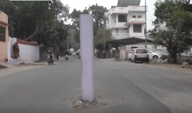 सत्ता आते कांग्रेसी शहर जिलाध्यक्ष ने घर  के आगे की सड़क को बनाया ख़ास लगाए खम्बे – वाहनों का प्रवेश हुआ निषेध।